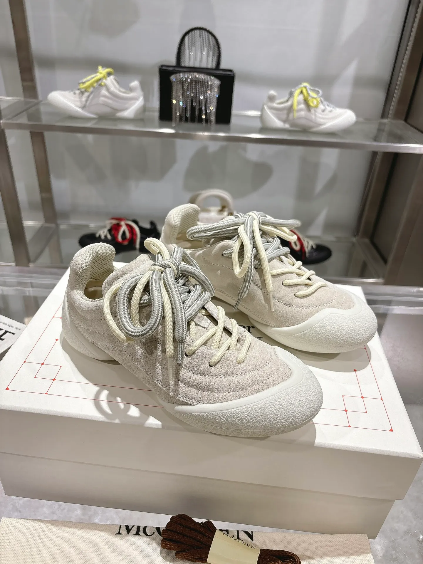 p580💰Couple model 𝐀𝐥𝐞𝐱𝐚𝐧𝐝𝐞𝐫 𝐌𝐜𝐐𝐮𝐞𝐞𝐧#/Alexander McQueen’s latest Flexion series, retro, casual, sneakers, original purchase, development, production, this Flexion Off Low-top sneakers in white grained leather with varying sized laces and an anatomically inspired lightweight segmented sole. The reverse skull pattern is embossed on the heel. Fabric: Original customized imported first-layer cowhide. Lining: Customized imported breathable mesh lining. Sole: Original open-molded non-slip TPU material. Bottom thickness: 2CM. Size: #Female size 35-40 (40 customized, non-refundable) #Men’s code 39-45 (45 customized, non-refundable)
